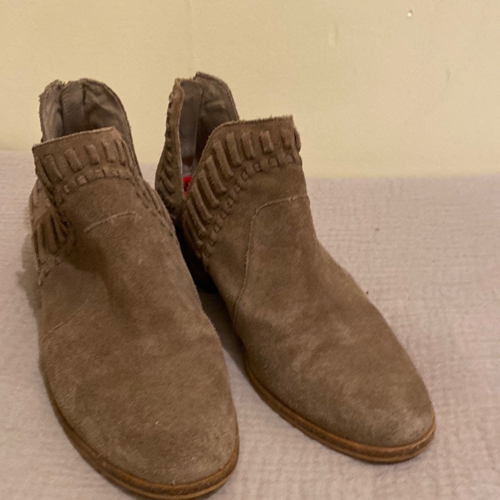 Vince Camuto suede leather shoes. Size 10M / 42